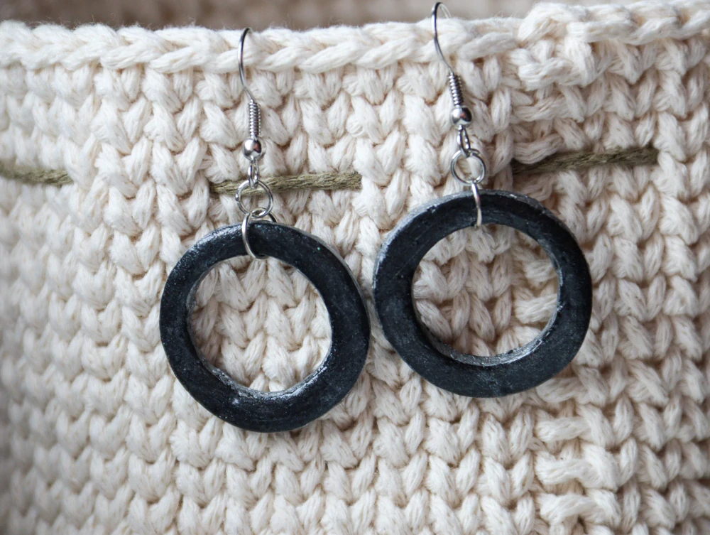 Kruhové polymerové náušnice černošedé