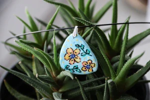 Ručně malovaný přívěšek s květinami pastelově modrý