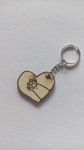 Dřevěná klíčenka se srdíčkem a packou